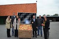 Ein rundum gelungenes Projekt dank der Zusammenarbeit verschiedener Wedeler Partner von rechts nach links: Dr. Verena Schmitt von den Stadtwerken, Bürgermeister Niels Schmidt, Obst-bauer Dirk Kleinwor